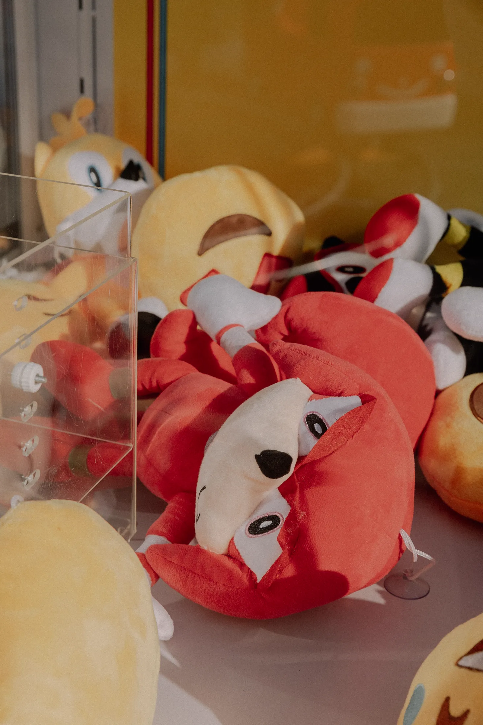 クレーンゲーム機の中に並ぶぬいぐるみの景品（イメージ写真）